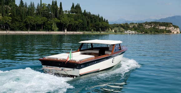 Lake Garda: Private 1-Hour Sunset Cruise to Isola del Garda