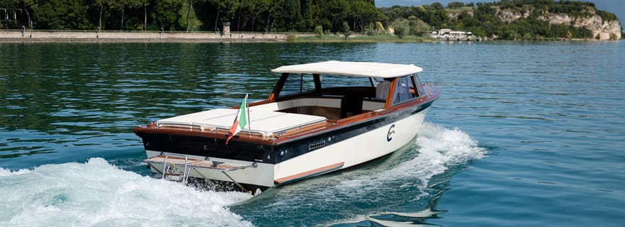 Lac de Garde : Croisière privée au coucher du soleil sur l'Isola del Garda