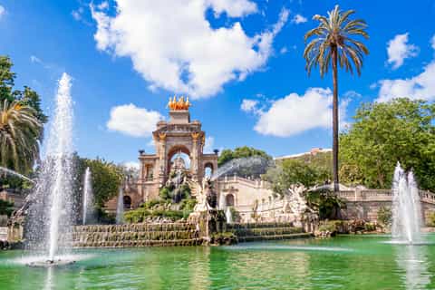 Barcelona: Sagrada Familia and City Highlights Bike Tour