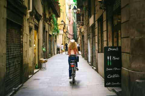 Barcelona: Sagrada Familia and City Highlights Bike Tour