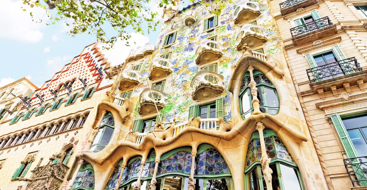 Barcelona: Sagrada Familia and City Highlights Bike Tour