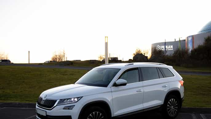 reykjavik transfer privado do aeroporto de keflavik de carro / minivan