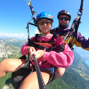Gleitschirmfliegen über dem See von Annecy - Talloires
