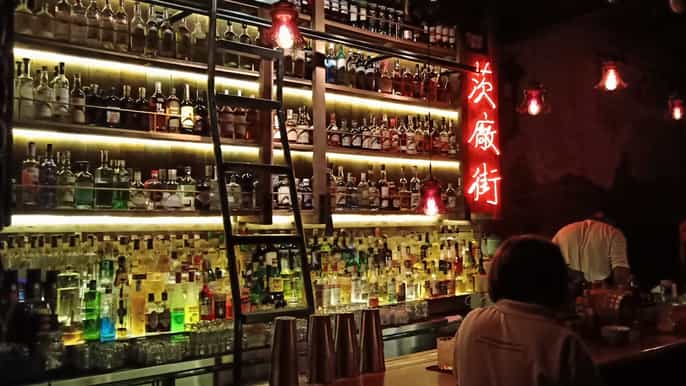 kuala lumpur street art and nightlife tour