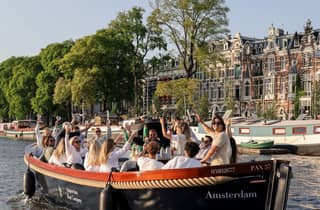 Amsterdam: Private Grachtenfahrt mit unbegrenzten Getränken