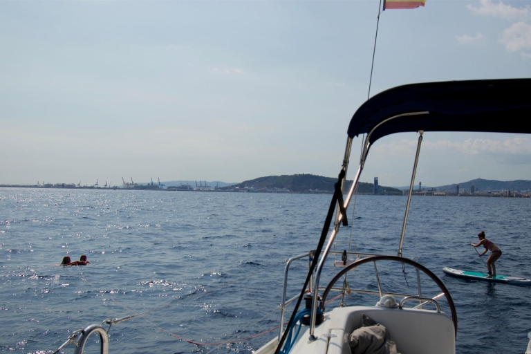 Barcelona: 2-godzinny rejs prywatnyElastyczny 2-godzinny prywatny rejs łodzią w dzień powszedni