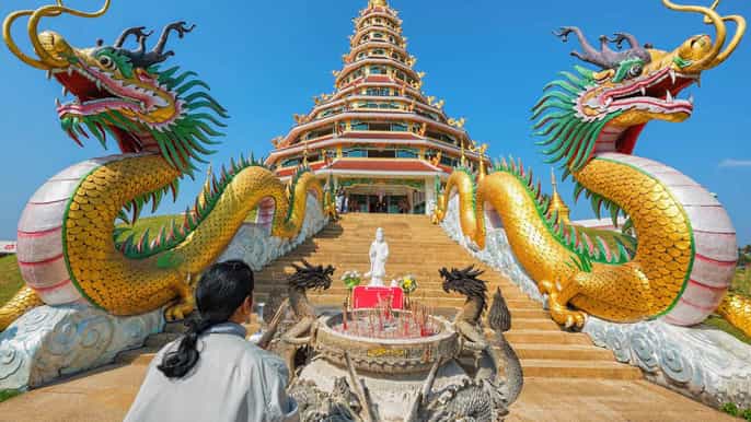 chiang rai tour privado en bicicleta por el templo azul y la casa negra