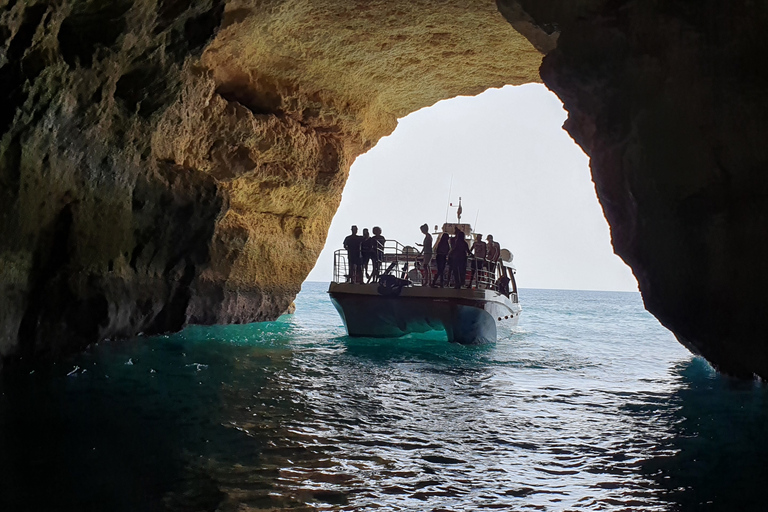 Diversão em Família: Benagil de Catamarã saindo de LagosBenagil: Excursão de Catamarã em Família saindo de Lagos