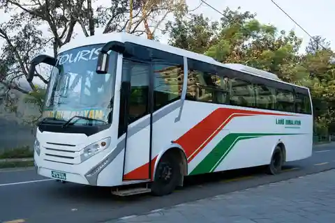 Biglietto dell'autobus turistico da Chitwan a Pokhara