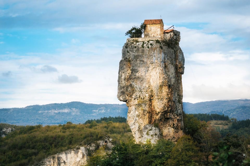 Tchiatoura et pilier de Katskhi depuis Koutaïssi