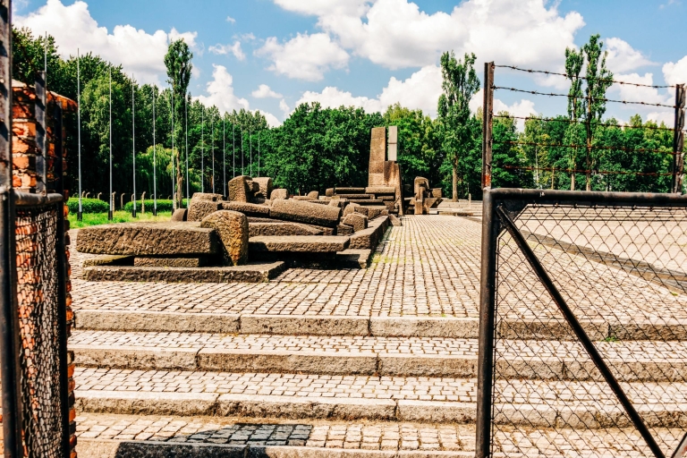 Sáltate la cola: Visita a Auschwitz-Birkenau con transbordoExcursión en inglés con transporte desde el punto de encuentro en Cracovia