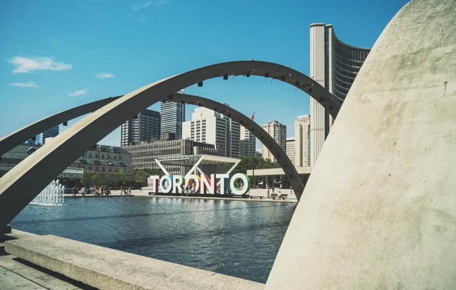 Toronto: Downtown Walking Tour with CN Tower and Boat Cruise