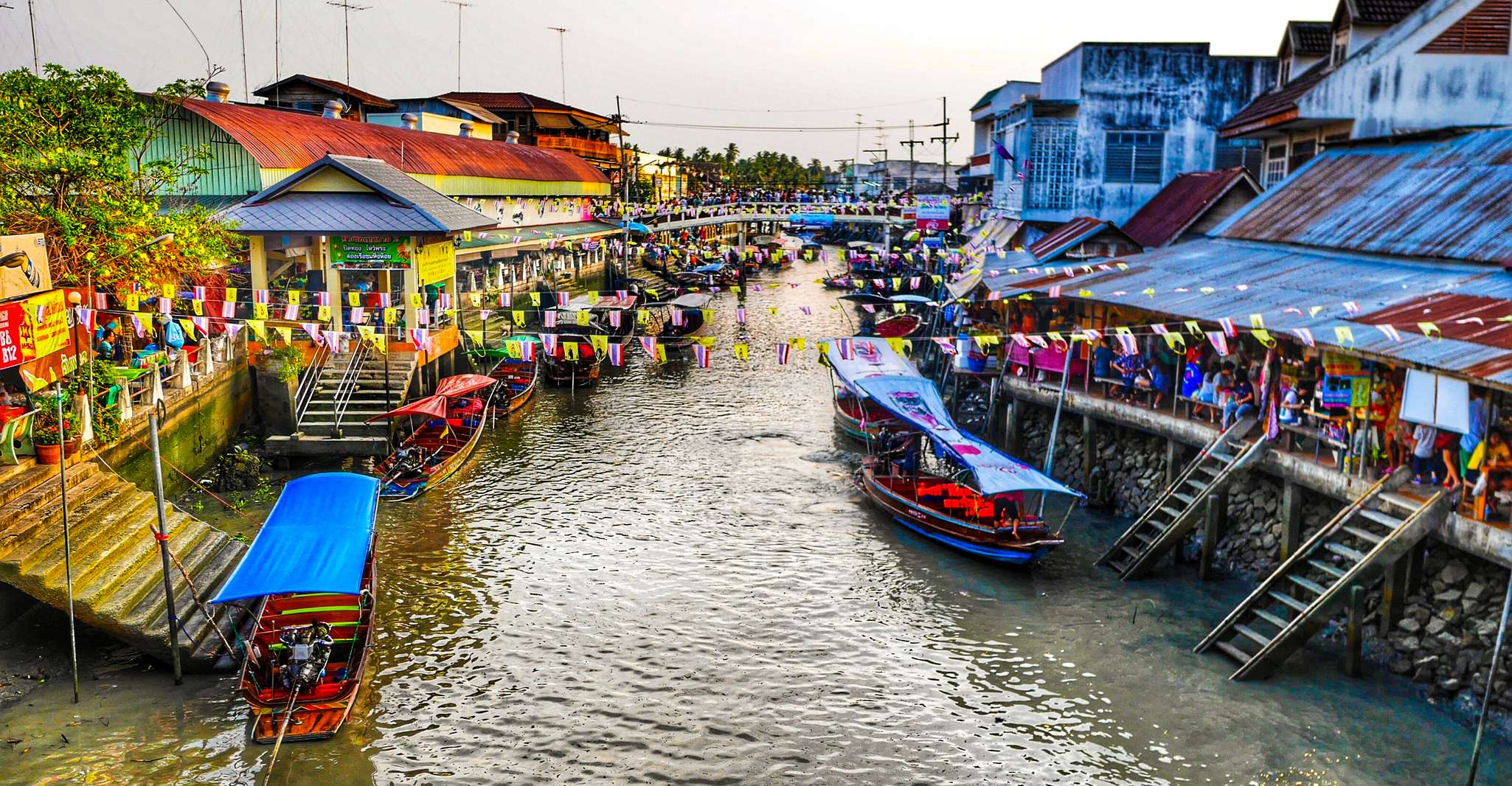 Kanchanaburi、Amphawa Marketの観光ツアー - Hizvo
