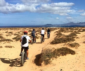 From Corralejo: Fuerteventura Guided E-Bike/E-scooter Tour