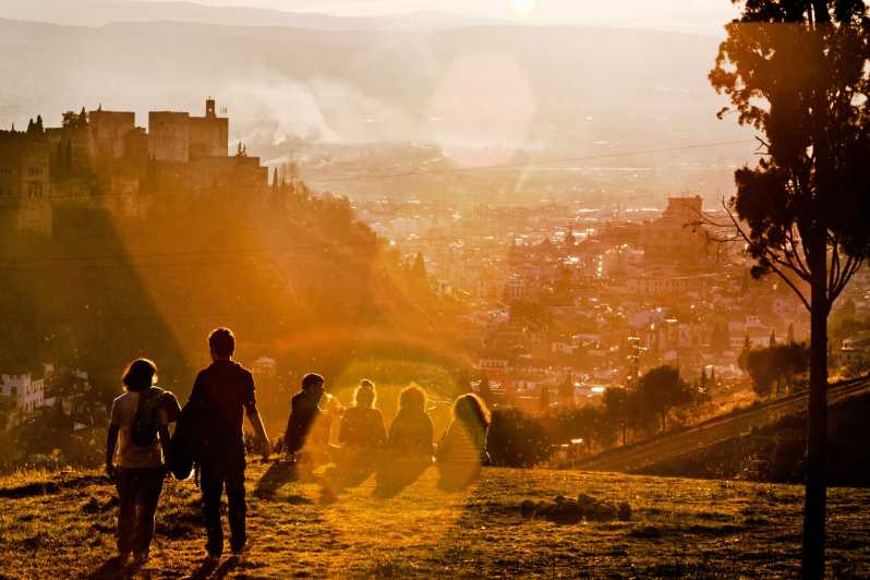 Granada: Sunset Walking Tour in Albaicín & Sacromonte