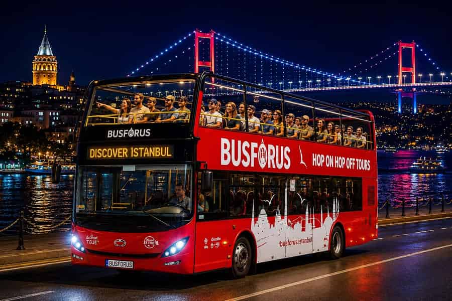 Istanbul bei Sonnenuntergang, Lichter der Stadt am Bosporus: Bustour im Open-Top-Bus. Foto: GetYourGuide Istanbul bei Sonnenuntergang, Lichter der Stadt am Bosporus: Bustour im Open-Top-Bus. Foto: GetYourGuide