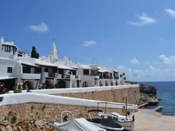 Menorca: Mahon Guided Tour with Cruise and Binibeca Visit