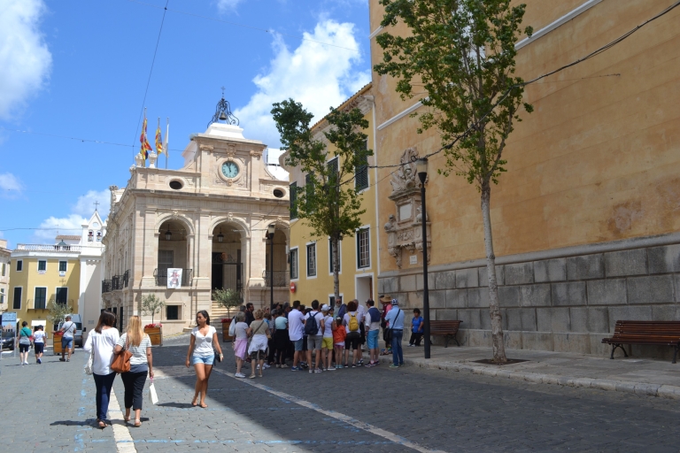 Menorca: Visita Guiada a Binibeca y MahónTour Guiado en Español