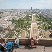 Paris: Eiffelturm-Direktzugang mit Begleiter zur Spitze per Aufzug & Seine-Bootsfahrt