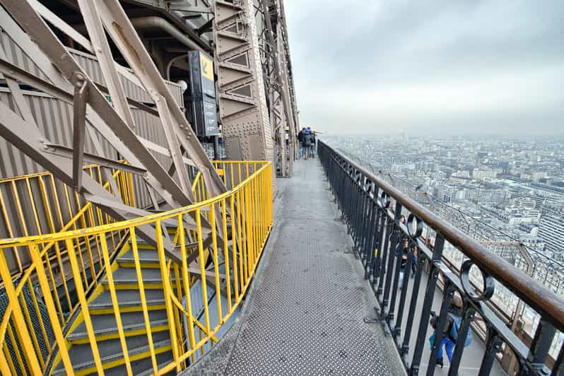 descente tour eiffel ascenseur