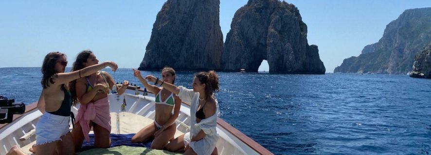 Capri: Insel und Grotten Bootsfahrt mit Snacks und Getränken