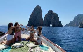 Capri: Island and Grottos Boat Cruise with Snacks and Drinks