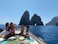 Capri, Island e Grottos Boat Cruise com lanches e bebidas - Housity