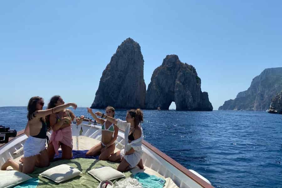 Capri: Insel und Grotten Bootsfahrt mit Snacks und Getränken. Foto: GetYourGuide