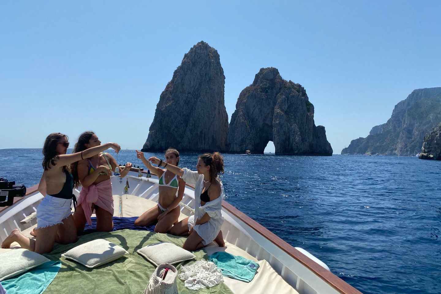 卡普里岛游船巡游：洞穴探秘与美味小食