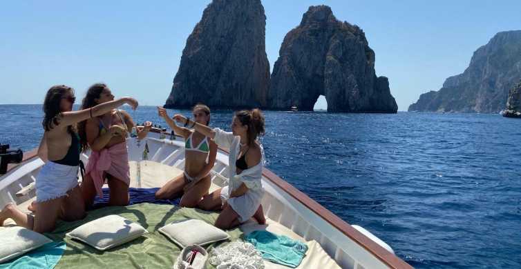 Capri: Plavba lodí po ostrově a jeskyních s občerstvením a nápoji