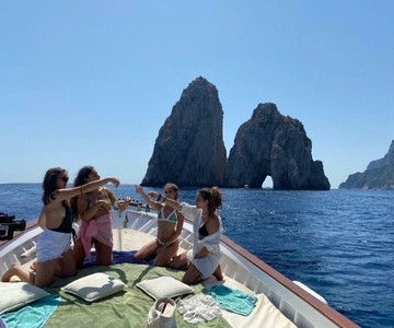 Capri: Island and Grottos Boat Cruise with Snacks and Drinks