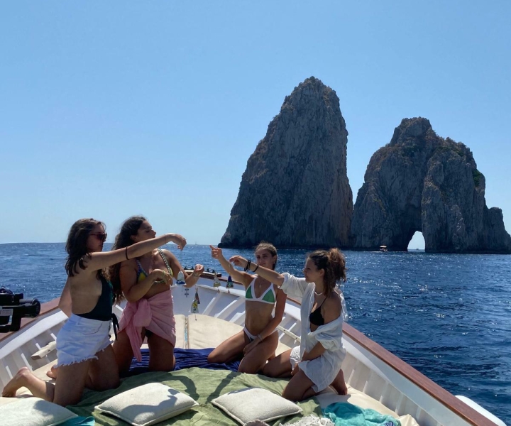 Capri: crucero en barco por la isla y las grutas con aperitivos y bebidas