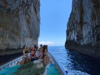 Capri, Island e Grottos Boat Cruise com lanches e bebidas - Housity