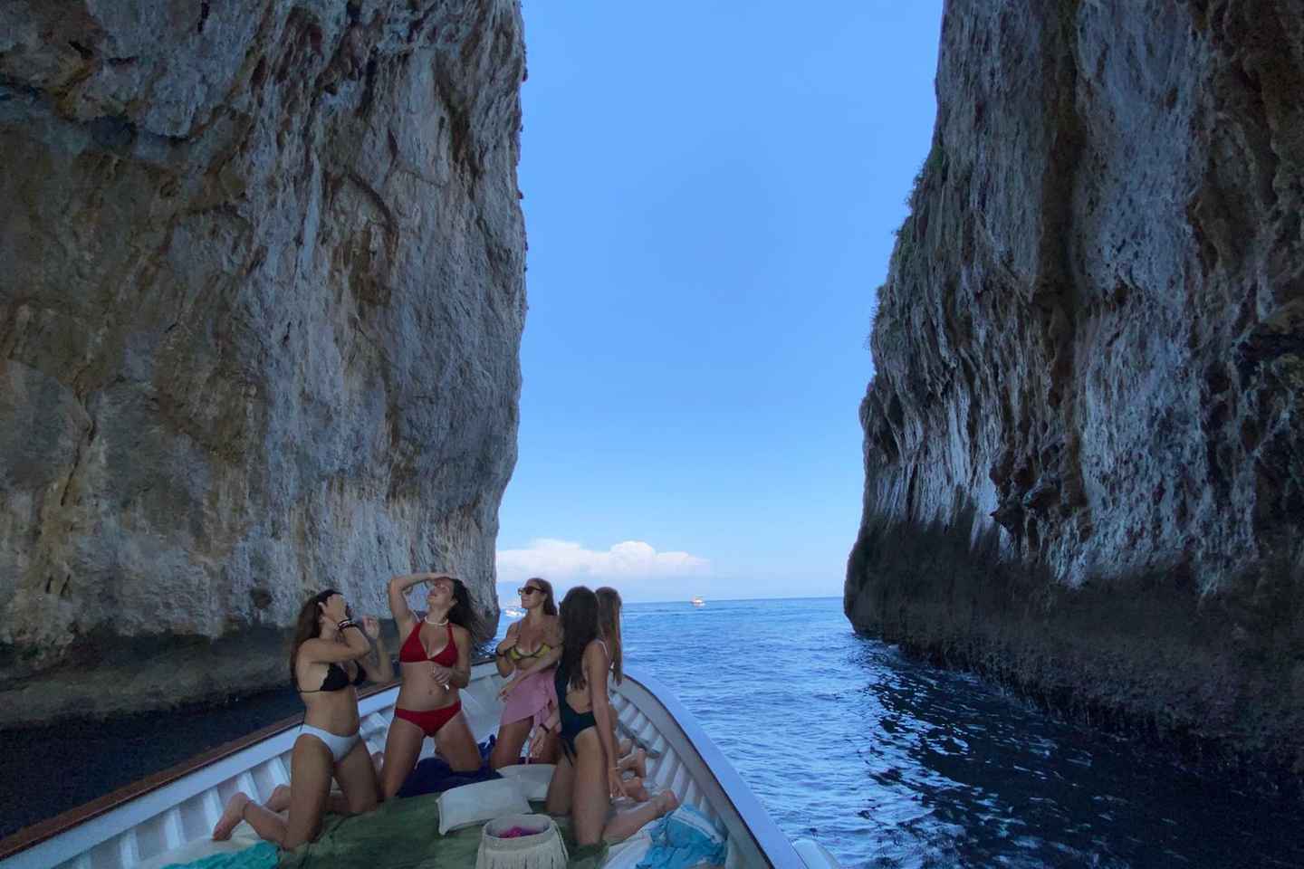 卡普里岛游船巡游：洞穴探秘与美味小食