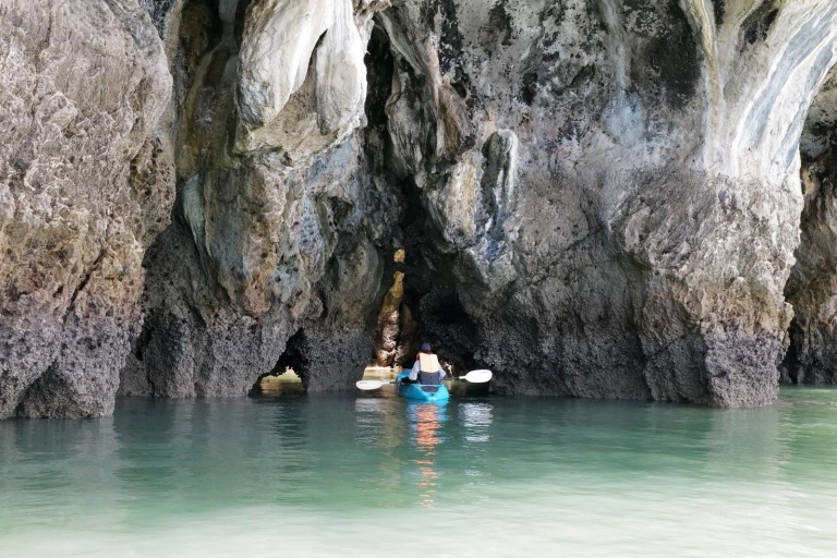 Krabi: tour en kayak por la cueva marina con la laguna Lae Nai y almuerzoPunto de encuentro en la playa de Railay
