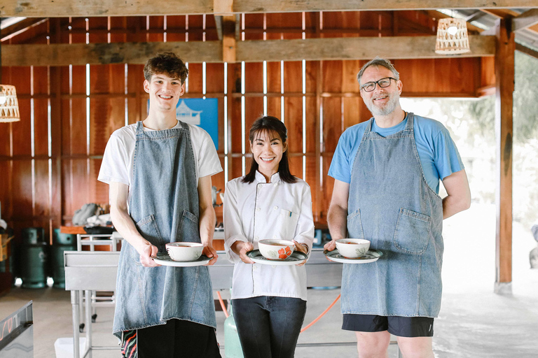 HALVDAGSKURS I MATLAGNING på The Rice Barn Thai Cooking FarmKrydda ditt liv och njut av spännande matlagning med oss