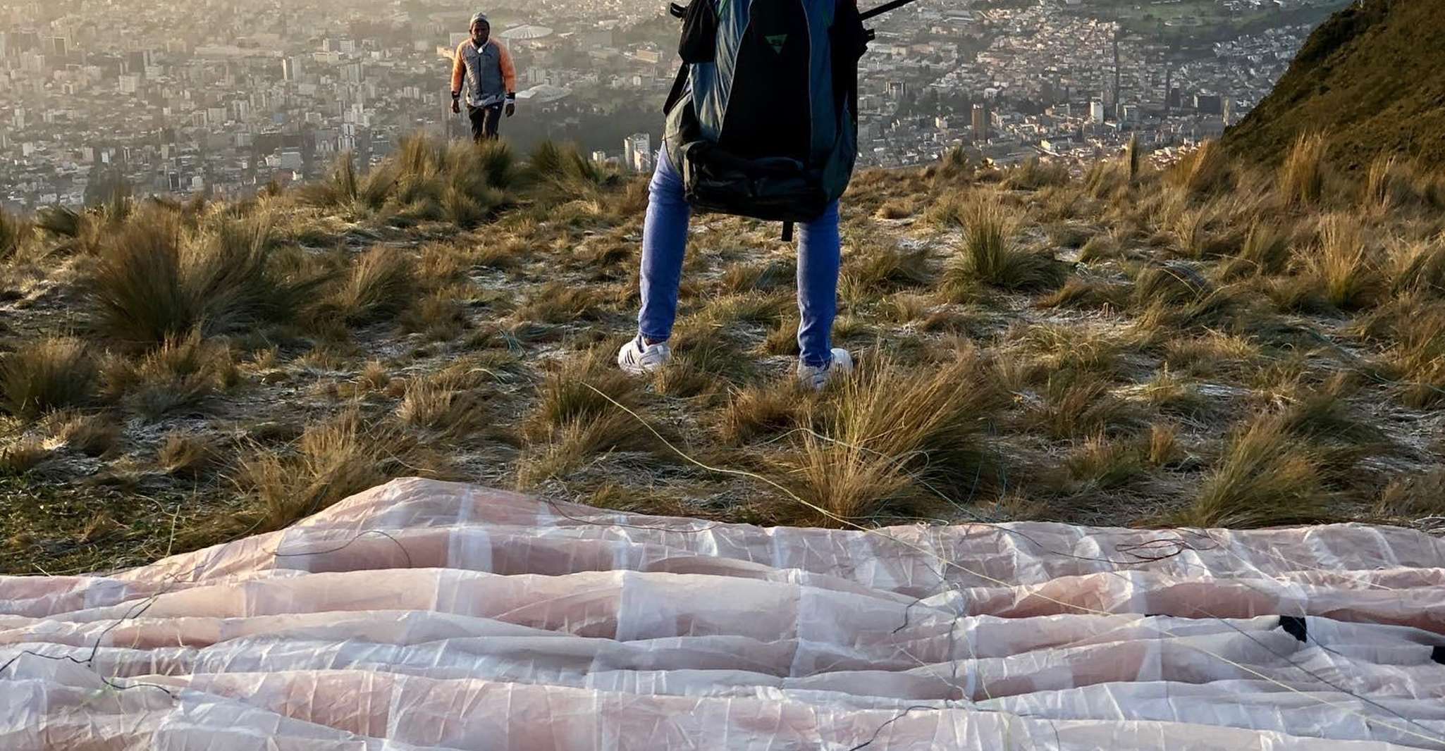 Parapente sobre Quito, sobrevuela la ciudad en Parapente - Hizvo