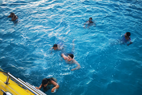 Lindos: crociera sottomarina con sosta bagno nella baia di NavaroneLindos: Crociera sottomarina dalla spiaggia di Pallas