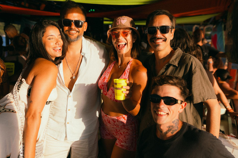 Rio de Janeiro: Sunset Boat Party with DJ and Drinks