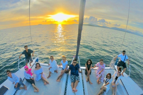 Phuket: catamarancruise naar Ya Nui Beach met diner bij zonsondergang