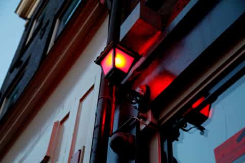 Amsterdam Red Light District: Walking Tour with Snacks