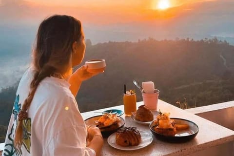 Bali: Sunrise Cafe, Telaga Singha, and Art Village