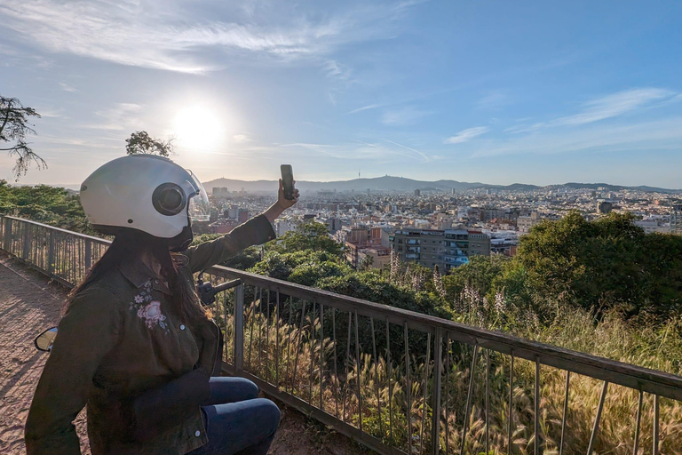 Barcelona: Visita guiada en ciclomotor, mercados locales y vistas de la ciudadBarcelona: Visita guiada privada en ciclomotor por lo más destacado de la ciudad