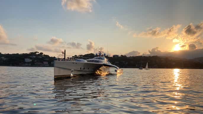nice private evening tour on solar powered boat