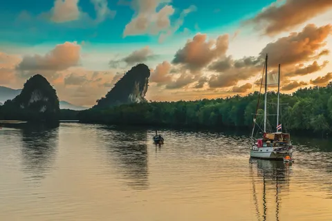 Krabi: Private Sunset Boat Trip and Night Market Tour