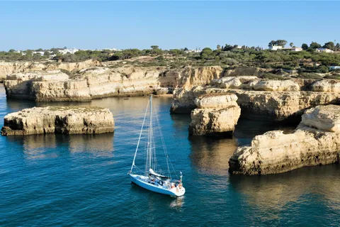 Albufeira: Crociera in barca a vela BBQ e Open Bar sulla spiaggia