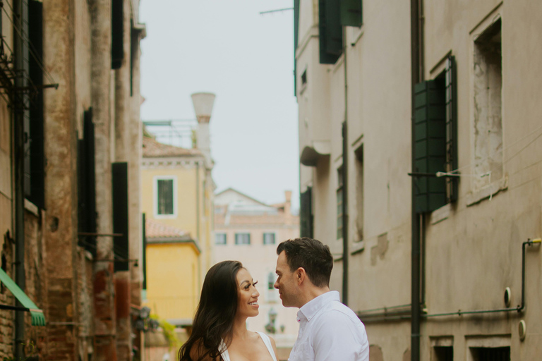 Venice: Photo Shoot with a Local Photographer and City Tour ELITE – 60 min | 50 photos + Gondola photos