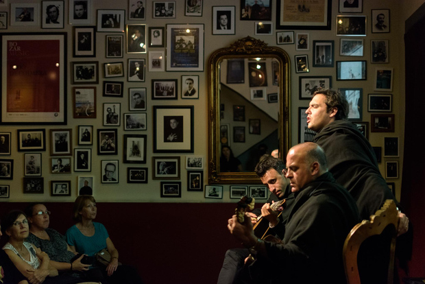 Coimbra: Spettacolo di Fado dal vivo con un bicchiere di vino Porto