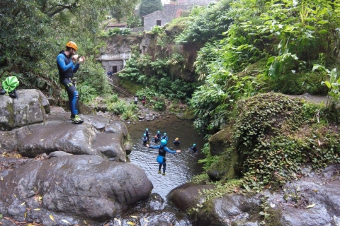 Sao Miguel: Ribeira dos Caldeiroes Canyoning-ErlebnisTour mit Abholung von Ponta Delgada