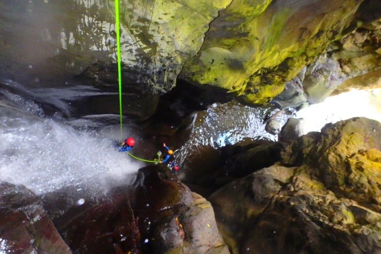 Sao Miguel: expérience de canyoning à Ribeira dos CaldeiroesVisite avec prise en charge à Ponta Delgada